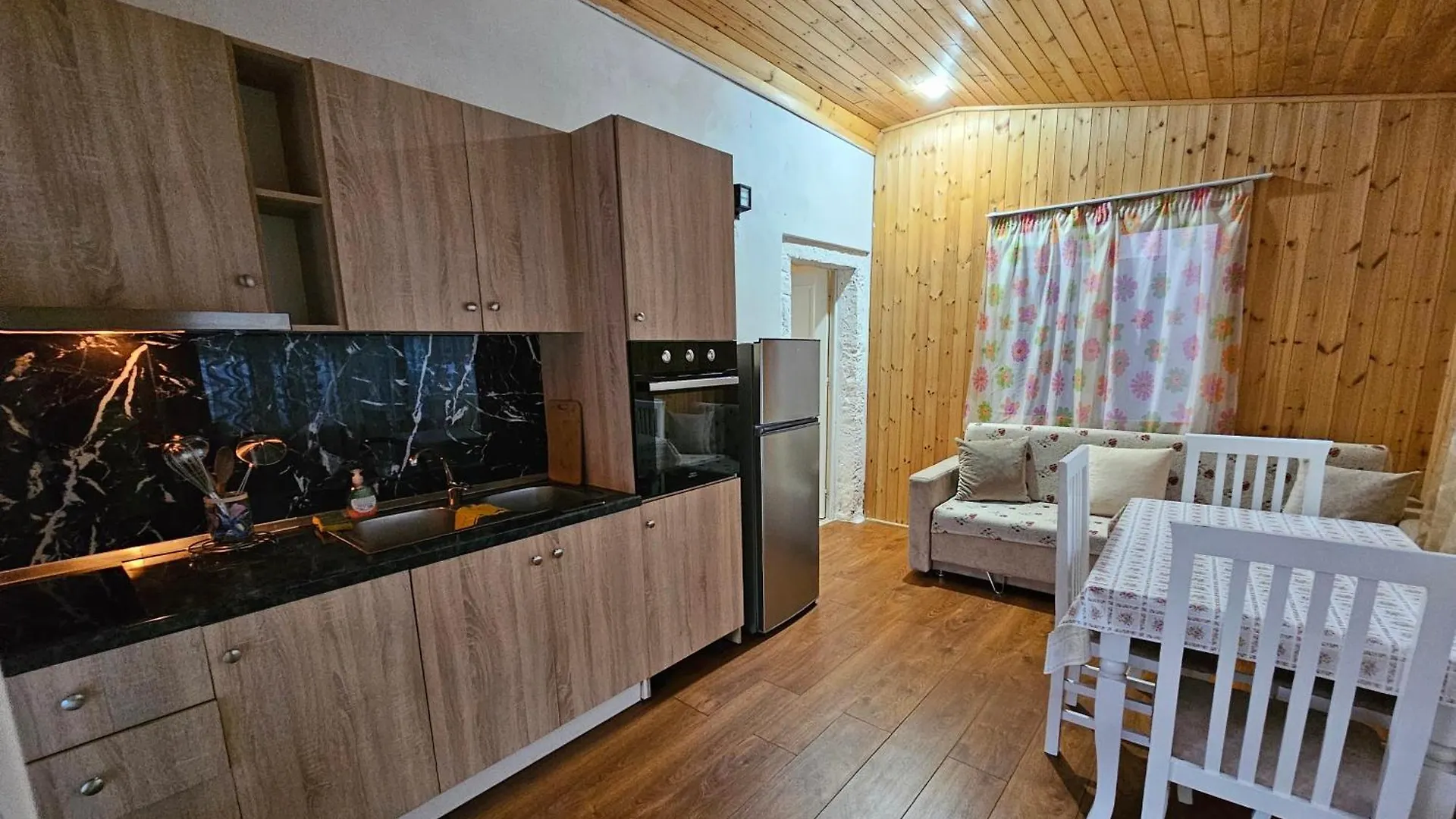 Aeria Rooms Himare Guest house